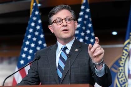 El presidente de la Cámara de Representantes, Mike Johnson, habla en una conferencia de prensa en el Capitolio, el martes 6 de febrero de 2024, en Washington. (AP Foto/José Luis Magaña)