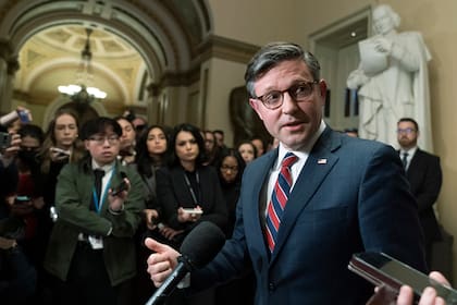 El presidente de la Cámara de Representantes, Mike Johnson, en rueda de prensa tras reunirse con Volodimir Zelensky en el Capitolio, en diciembre de 2023 (Archivo)
