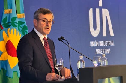 El presidente de la central fabril expuso que la producción está 10% por debajo de 2022 y que los precios industriales subieron 140% en dos años, frente a 400% de los servicios; reclamó crédito, baja de impuestos y alivio en las tarifas de gas y electricidad