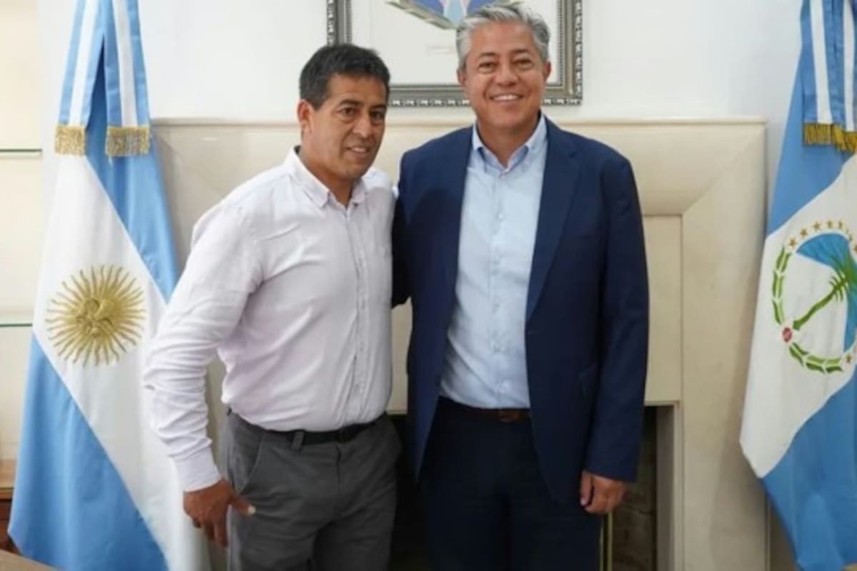El presidente de la comisión de fomento de Pilo Lil, Andrés Infante, con el gobernador Rolando Figueroa.