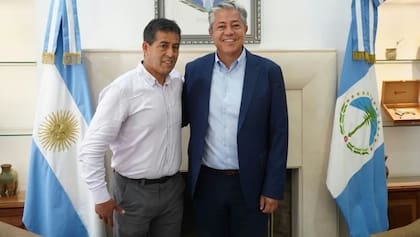 El presidente de la comisión de fomento de Pilo Lil, Andrés Infante, con el gobernador Rolando Figueroa.