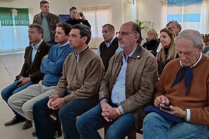 El presidente de la Confederación de Asociaciones Rurales Argentinas (CRA), Jorge Chemes (en el cuarto lugar desde la izquierda), estuvo durante la firma del convenio