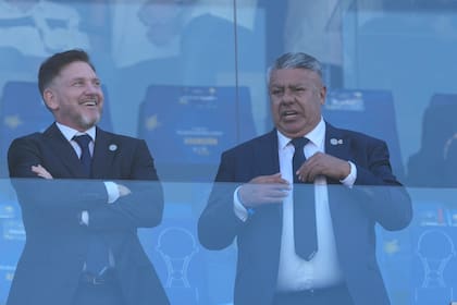 El presidente de la Conmebol, Alejandro Domínguez (izquierda) y Claudio Tapia, presidente de la Asociación del Fútbol Argentino, presencian la final de la Copa Sudamericana, el sábado 22 de noviembre de 2025, en Asunción