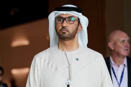 El presidente de la COP28, Sultan al-Jaber, camina por el recinto de la conferencia climática de Naciones Unidas COP28 en Dubái, Emiratos Árabes Unidos, el miércoles 29 de noviembre de 2023 en Dubái, Emiratos Árabes Unidos. (AP Foto/Kamran Jebreili)
