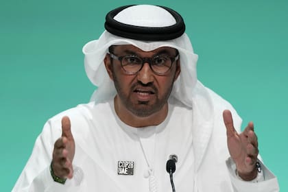 El presidente de la COP28, Sultan al-Jaber, habla durante una conferencia de prensa en la Cumbre sobre el Clima de la ONU COP28, el lunes 4 de diciembre de 2023, en Dubai, Emiratos Árabes Unidos.