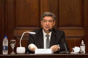 El presidente de la Corte Horacio Rosatti al entregar el Premio ADEPA al periodismo judicial