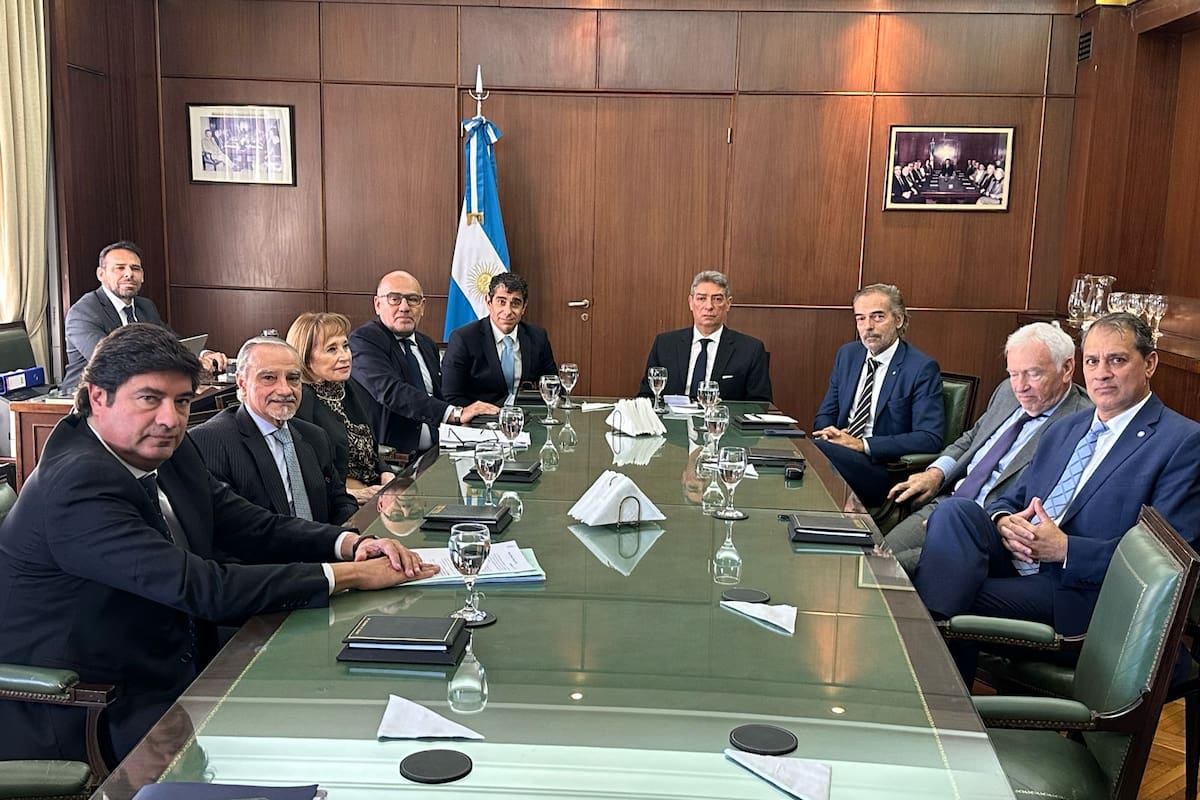 El presidente de la Corte, Horacio Rosatti, visitó la Cámara de Casación donde estuvieron los jueces Daniel Petrone, Diego Barroetaveña, Ángela Ledesma, Carlos Mahiques, Gustavo Hornos, Guillermo Yacobucci, Alejandro Slokar y Javier Carbajo.