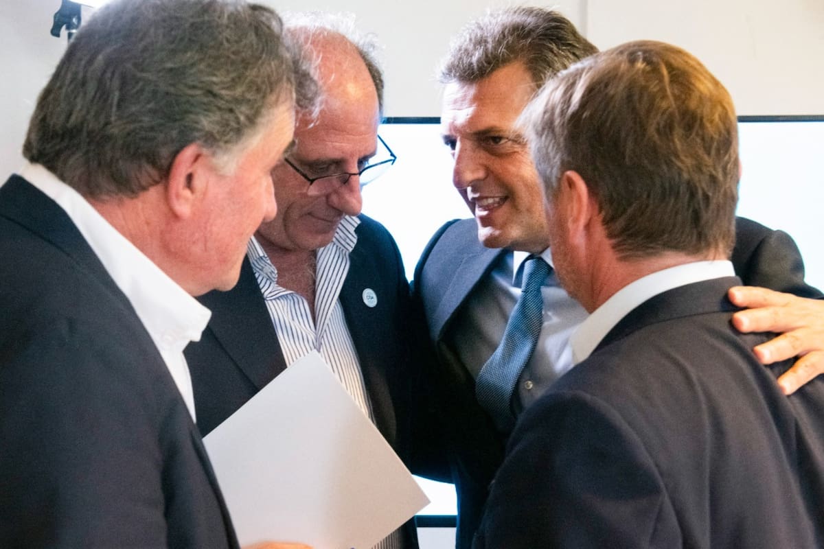 El presidente de la Federación Agraria Argentina (FAA), Carlos Achetoni; el presidente de Confederaciones Rurales Argentinas (CRA), Jorge Chemes, el presidente de Coninagro, Elbio Laucirica, junto al ministro de Economía Sergio Massa al finalizar una reunión en enero pasado por la sequía