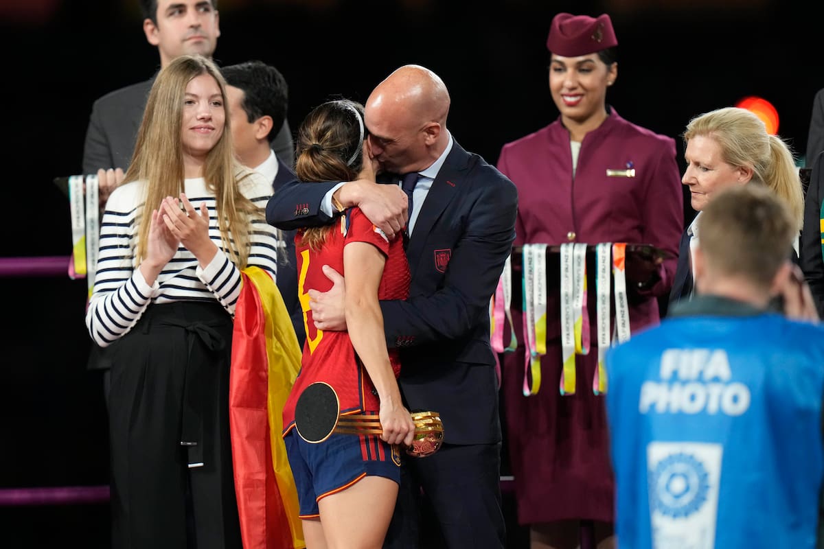 El presidente de la federación española de fútbol, Luis Rubiales abraza a Aitana Bonmatí en el podio tras la victoria de España ante Inglaterra en la final del Mundial femenino