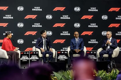 El presidente de la FIA Mohammed Ben Sulayem, el presidente de Uganda, Paul Kagame Y el CEO de la Fórmula 1 Group Stefano Domenicali conversan durante la presentación de Ruanda como sede africana para la Fórmula 1 desde 2030 (Photo by Jean Baptiste Nkurunziza / AFP)