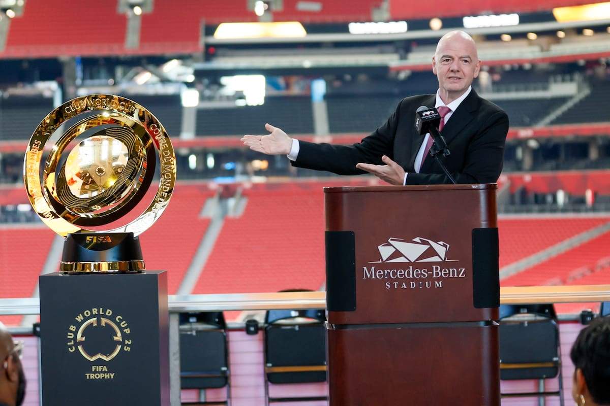 El presidente de la FIFA Gianni Infantino gesticula frente al trofeo del Mundial de Clubes, el lunes 14 de abril de 2025, en Atlanta. (Miguel Martínez/Atlanta Journal-Constitution vía AP)