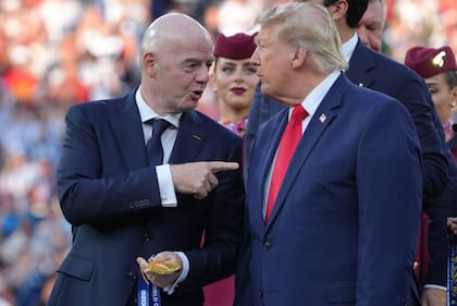 El presidente de la FIFA, Gianni Infantino (izquierda), y el presidente Donald J. Trump, durante la ceremonia de premiación del Mundial 2026