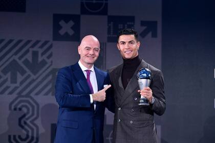 El presidente de la FIFA, Gianni Infantino, a la izquierda, confiere el premio especial The Best a Cristiano ronaldo durante una gala de entrega de galardones de la FIFA en Zurich, Suiza, el lunes 17 de enero de 2022. (Harold Cunningham/Foto compartida vía AP)