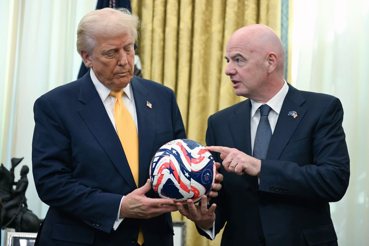 El presidente de la FIFA, Gianni Infantino, a la derecha, presenta al presidente Donald Trump la pelota oficial de la Copa Mundial de Clubes de la FIFA en la Oficina Oval de la Casa Blanca en Washington, 7 de marzo de 2025