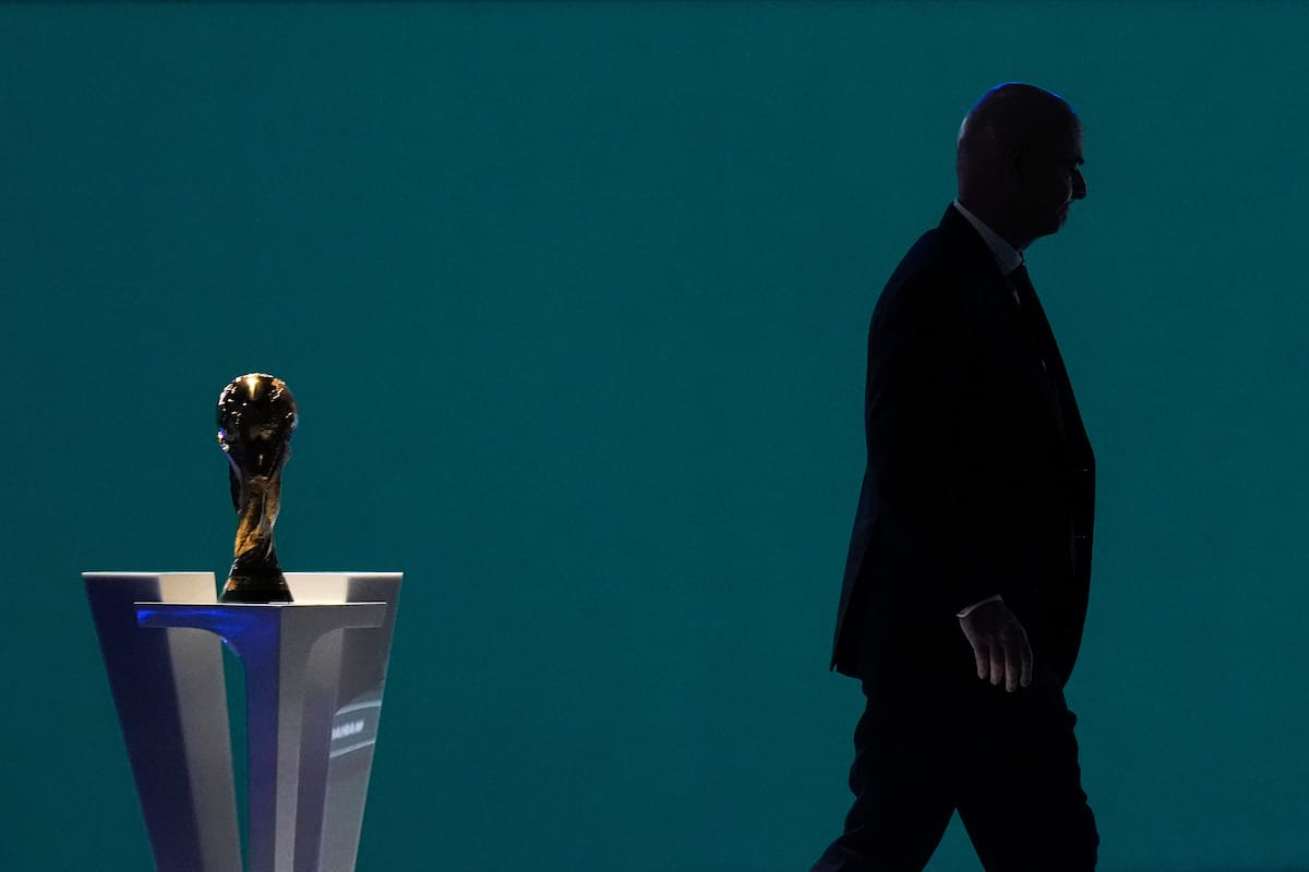 El presidente de la FIFA Gianni Infantino camina cerca del trofeo del Mundial 2026 durante el último Congreso de la FIFA