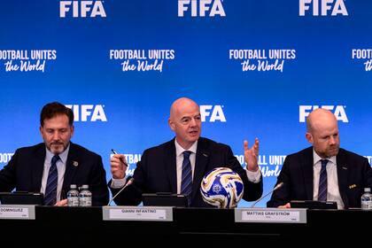 El presidente de la FIFA, Gianni Infantino, con el vicepresidente de la FIFA y presidente de la CONMEBOL, Alejandro Domínguez (i), y el secretario general de la FIFA, Mattias Grafström (derecha), durante la reunión número 33 del Consejo de la FIFA en la sede de la FIFA el 2 de octubre de 2025 en Zurich, Suiza. (Foto de Marcio Machado/FIFA vía Getty Images)