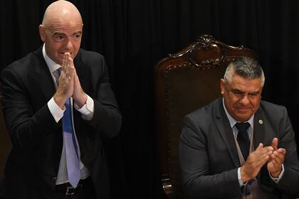 El presidente de la FIFA, Gianni Infantino (izq.), junto al presidente de la AFA, Claudio Tapia, en la única visita del presidente de la FIFA a la AFA, en 2018