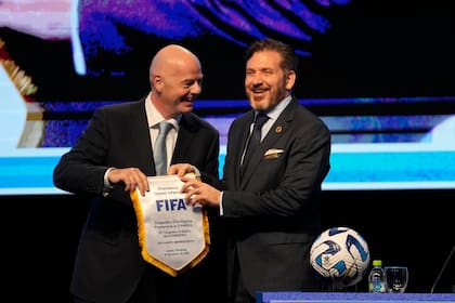 El presidente de la FIFA, Gianni Infantino, junto con el titular de la CONMEBOL, Alejandro Domínguez, en marzo pasado en Luque, Paraguay