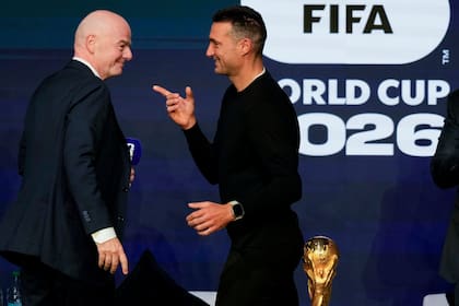 El presidente de la FIFA Gianni Infantino junto al DT argentino Lionel Scaloni, el diía de la ceremonia del fixture