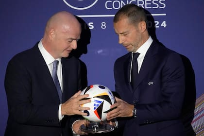 El presidente de la FIFA, Gianni Infantino, junto al líder de la UEFA, Aleksander Ceferin, en tiempos felices