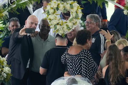 El presidente de la FIFA, Gianni Infantino, recibió duras críticas por tomarse una selfie a poca distancia del ataúd de Pelé