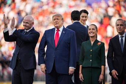 El presidente de la FIFA, Gianni Infantino, Trump, Sheinbaum y Carney durante la ceremonia de premiación posterior a la final del Mundial 2026, en Nueva Jersey, Estados Unidos