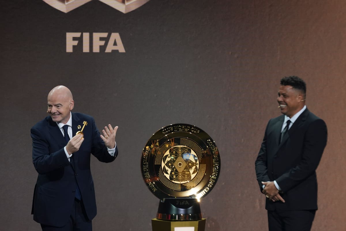 El presidente de la FIFA y el retirado futbolista Ronaldo presenta el trofeo del Mundial de Clubes, el jueves 5 de diciembre de 2024, en Miami. (AP Foto/Rebecca Blackwell)