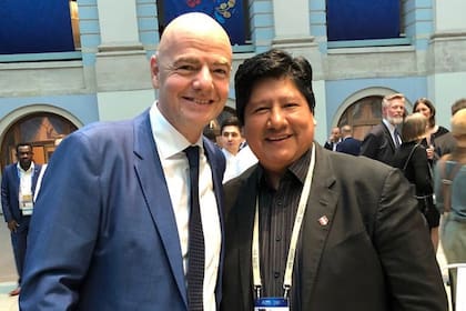 Otros tiempos. El presidente de la FIFA, Gianni Infantino, con Edwin Oviedo, expresidente de la Asociación Peruana de Fútbol y uno de los promotores del Mundial Sub 17 en ese país.