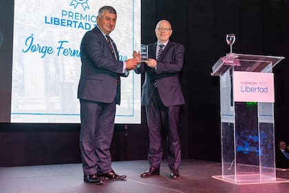 El presidente de la Fundación Libertad Gerardo Bongiovanni entregó la distinción al periodista y escritor Jorge Fernández Díaz.