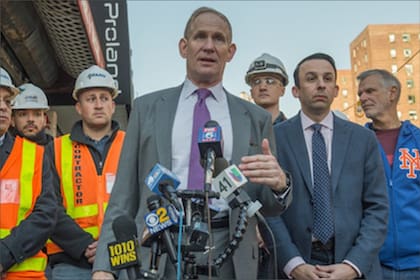El presidente de la MTA cuestionó la relación con el alcalde anterior y elogió el nuevo plan de carriles exclusivos en Nueva York