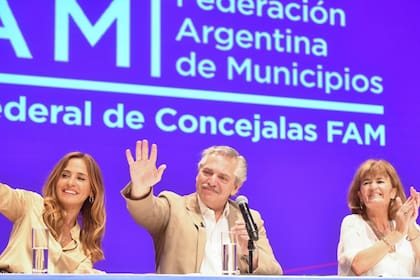 El presidente de la Nación Alberto Fernández junto a Victoria Tolosa Paz en un encuentro de FAM