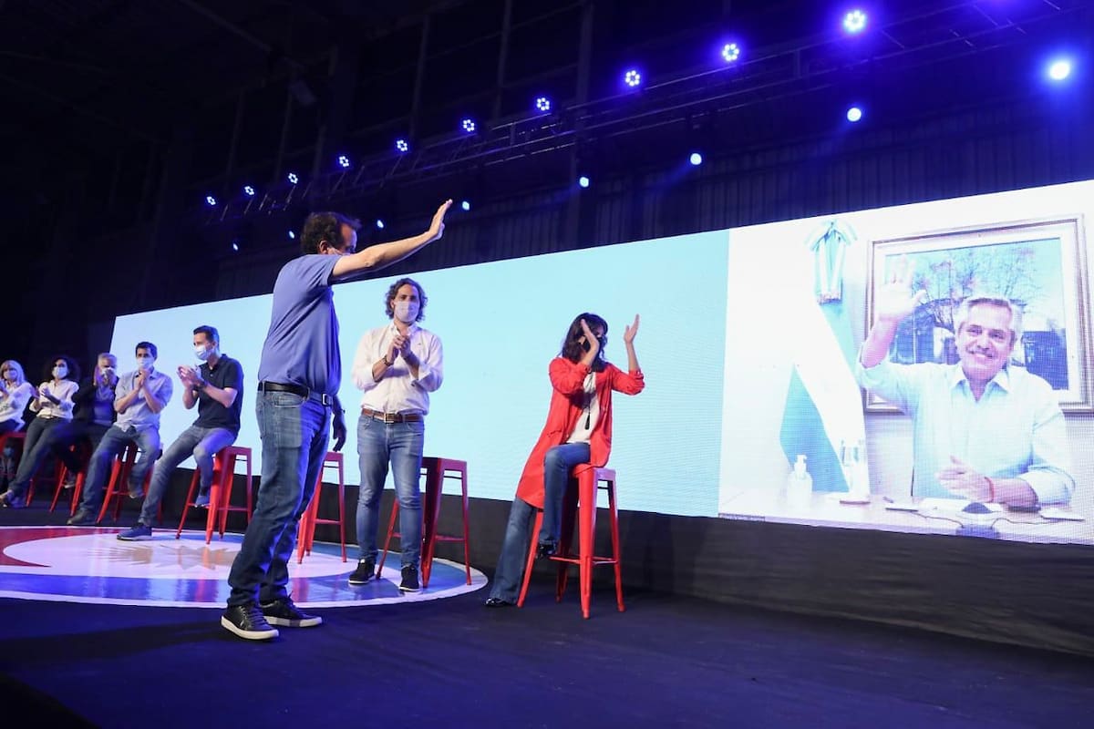 El Presidente de la Nación, Alberto Fernández, saluda a por teleconferencia al reelegido intendente de Río Cuarto, Juan Manuel Llamosas.