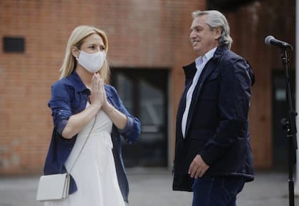 El Presidente de la Nación Alberto Fernández y la primera dama Fabiola Yañez a la salida de la votación del presidente en Puerto Madero.