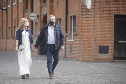 El Presidente de la Nación Alberto Fernández y la primera dama Fabiola Yañez a la salida de la votación del presidente en Puerto Madero.