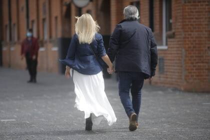 El Presidente de la Nación Alberto Fernández y la primera dama Fabiola Yañez a la salida de la votación del presidente en Puerto Madero.