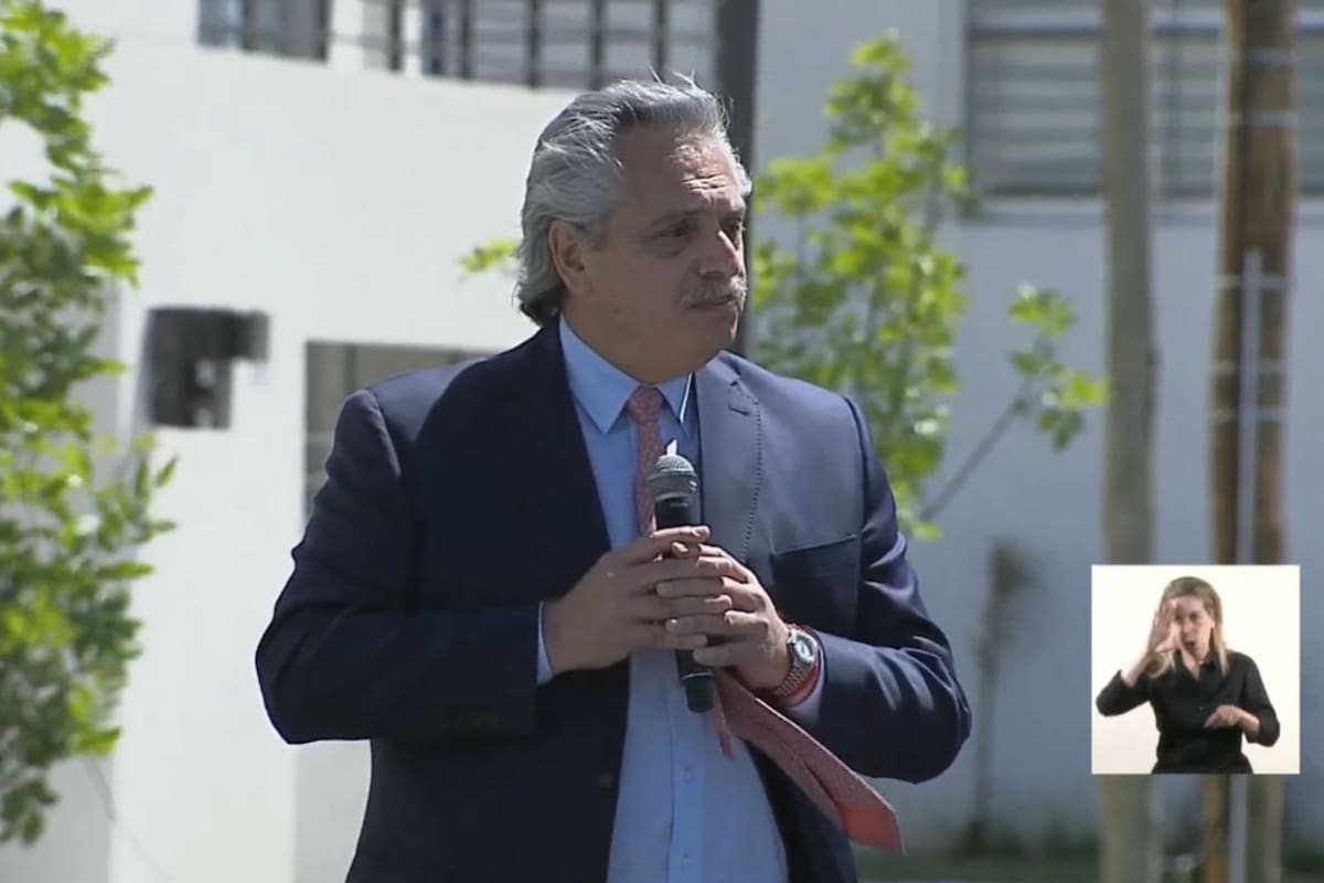El presidente de la Nación entregó viviendas del plan Procrear a familias santafesinas, tucumanas y bonaerenses, durante un acto en el que criticó a la gestión macrista y dijo que esos cuatro años "son como una metáfora del olvido"