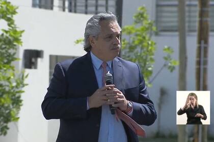 El presidente de la Nación entregó viviendas del plan Procrear a familias santafesinas, tucumanas y bonaerenses, durante un acto en el que criticó a la gestión macrista y dijo que esos cuatro años "son como una metáfora del olvido"