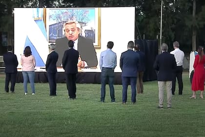 El presidente de la Nación estuvo presente en un acto de anuncio de obras ferroviarias, a través de una pantalla
