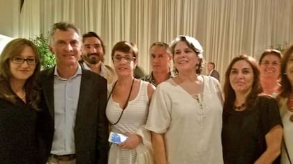 El presidente de la Nación, Mauricio Macri junto a legisladoras de Cambiemos