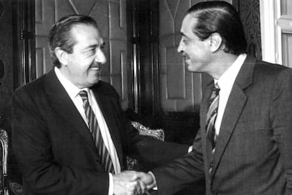 El presidente de la Nación, Raúl Alfonsín, saluda al embajador argentino ante la Organización Mundial por los Derechos Humanos, Julio César Strassera, en la Casa Rosada. Fecha: 01/03/1988