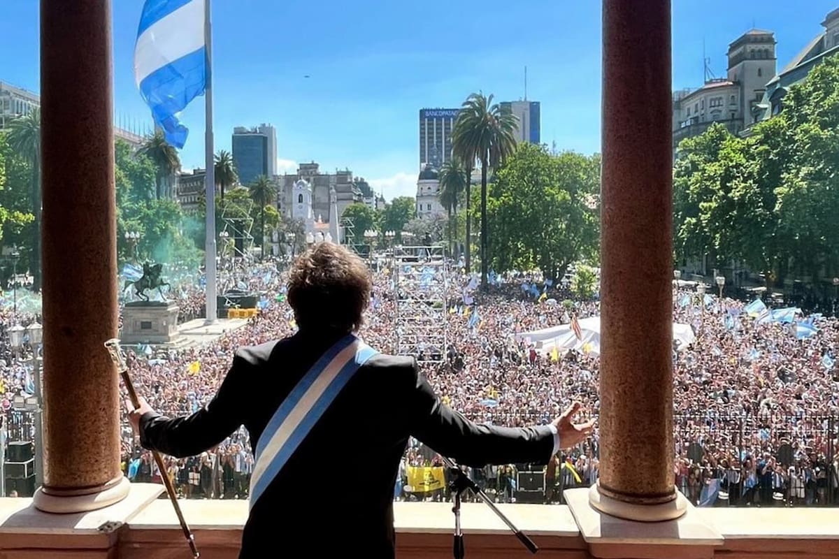 El Presidente de la República Argentina Javier Milei le habla por primera vez a todos los argentinos desde el balcón de la Casa Rosada.