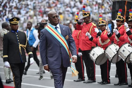 El presidente de la República Democrática del Congo, Felix Tshisekedi, examina una guardia de honor durante su ceremonia de juramento para un segundo mandato en Kinsasa, República Democrática del Congo, el sábado 20 de enero de 2024. (AP Foto/Guylain Kipoke )