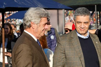 El presidente de la Rural, Nicolás Pino, y Jorge Macri, jefe de Gobierno porteño, en la pista central de Palermo