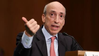 El presidente de la SEC, Gary Gensler, ha dicho que el sector de las criptomonedas está lleno de "charlatanes", pero los críticos lo acusan de discriminar al sector.