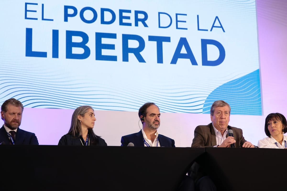 El presidente de la SIP, Michael Greenspon, Michael Greenspon (centro), advirtió sobre el avance de los autoritarismo en la región