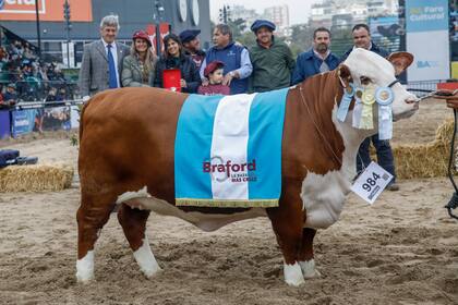 El presidente de la Sociedad Rural Argentina después de la jura de Braford en la Pista Central