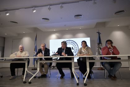 El presidente de la Sociedad Rural Argentina (SRA), Nicolás Pino, brindó una conferencia de prensa después del atentado, acompañado por dirigentes de la entidad