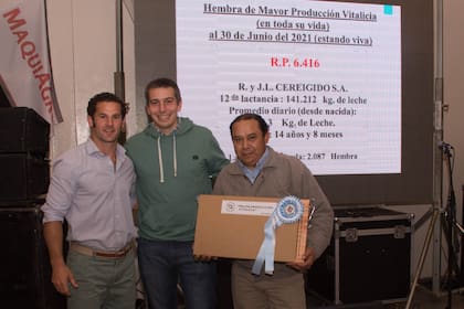 El presidente de la Sociedad Rural de Trenque Lauquen, Ignacio Kovarsky, a la izquierda, entregó el premio a Juan José Cereigido (centro) y a uno de los tamberos de firma