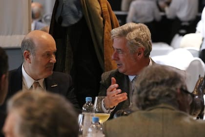 El presidente de la Sociedad Rural, Nicolás Pino, habla con el ministro Federico Sturzenegger