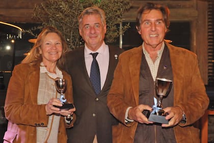 El presidente de la Sociedad Rural, Nicolás Pino entrega premios a Virginia Blaquier y Ángel Rossi